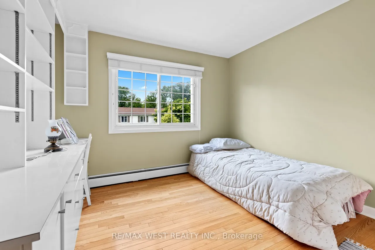 1758 Rhodes Crescent — photo 15