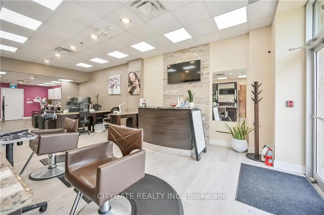 1686 Main Street W