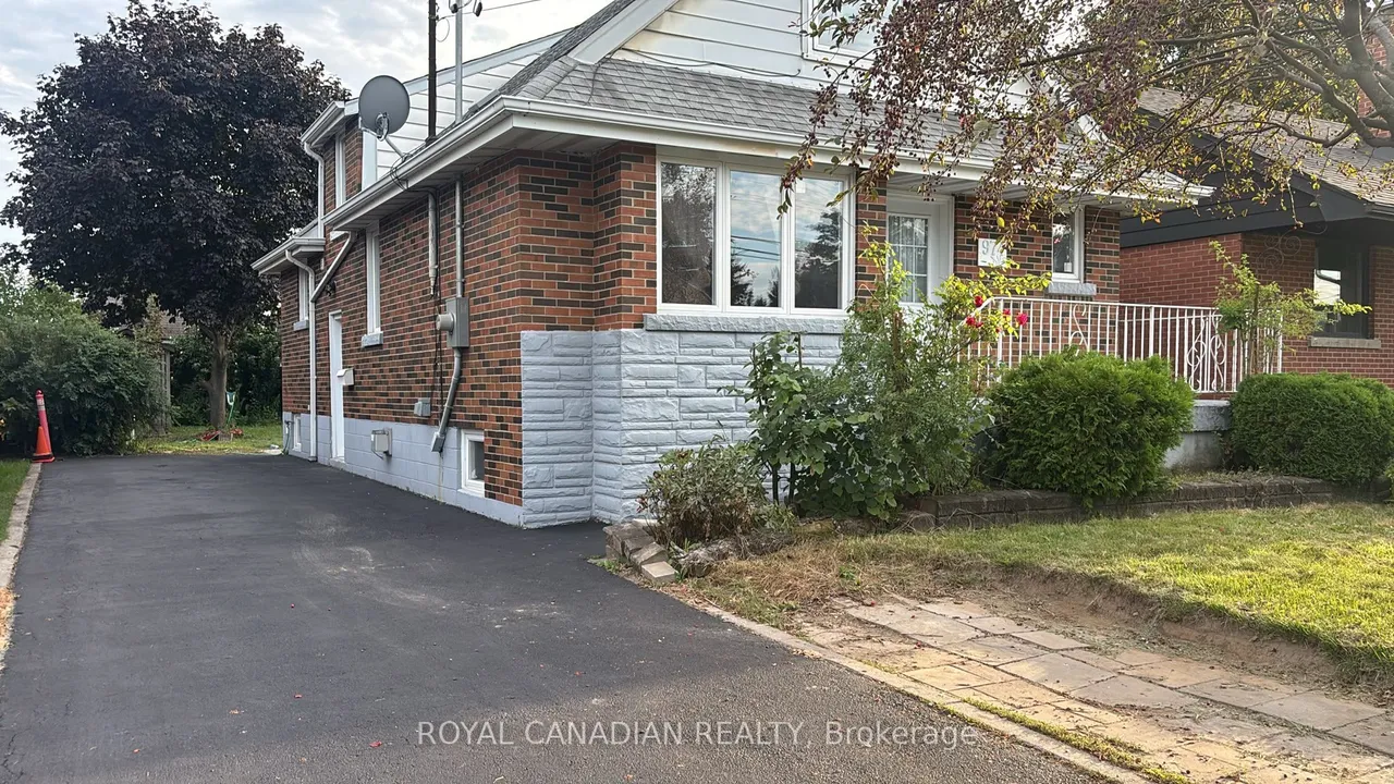974 Queensdale Avenue E — photo 2