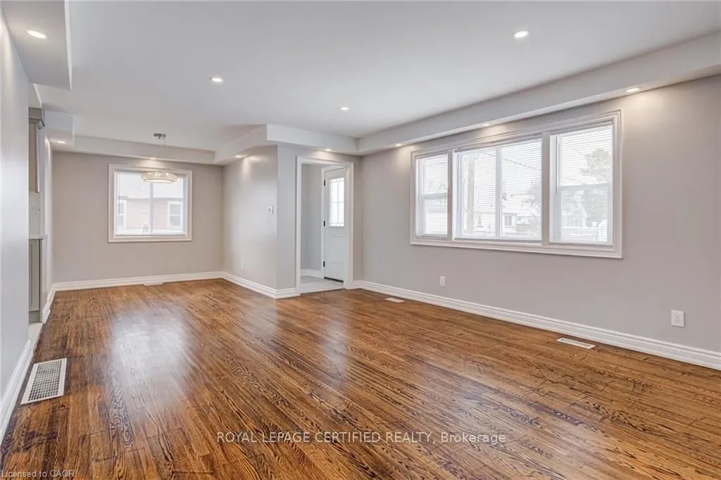 54 Duncombe Drive — photo 3
