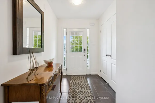 1035 Victoria Road S — photo 2