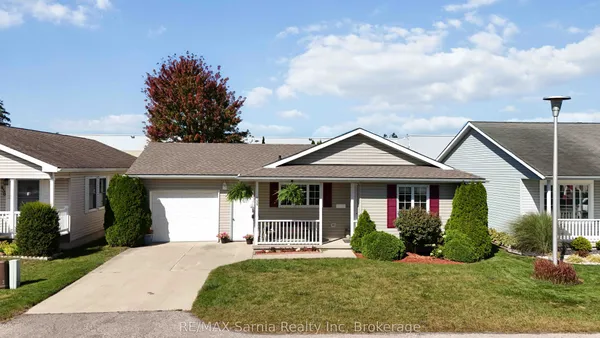 458 RICHARD Crescent — photo 2