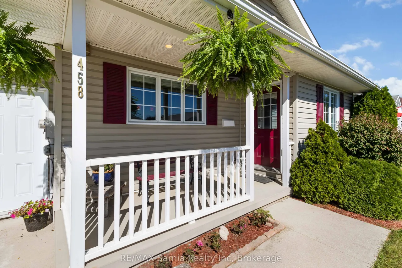 458 RICHARD Crescent — photo 3