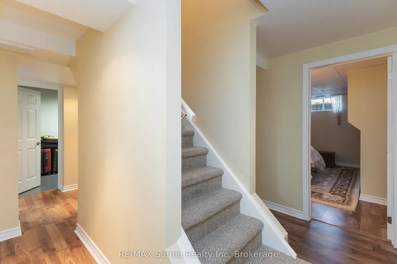 458 RICHARD Crescent — photo 33