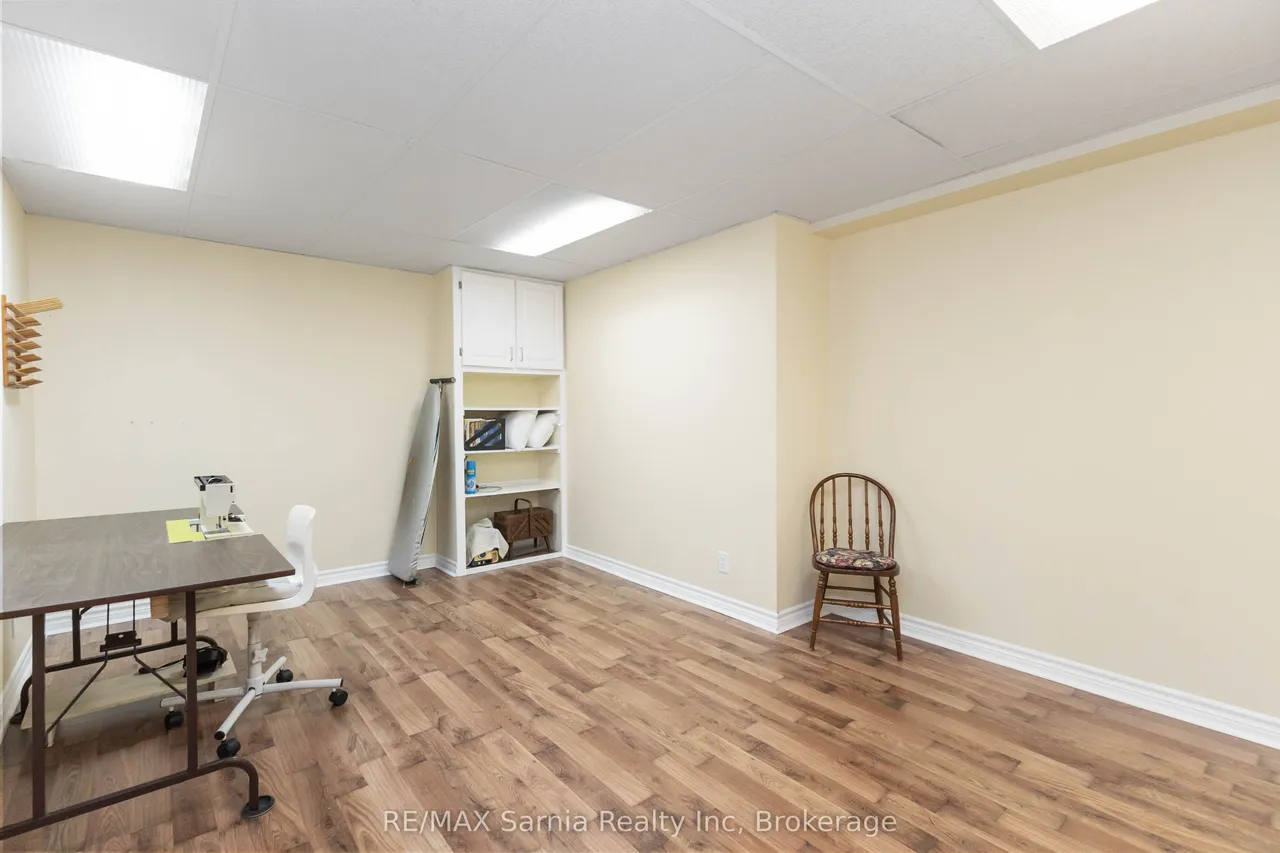 458 RICHARD Crescent — photo 32