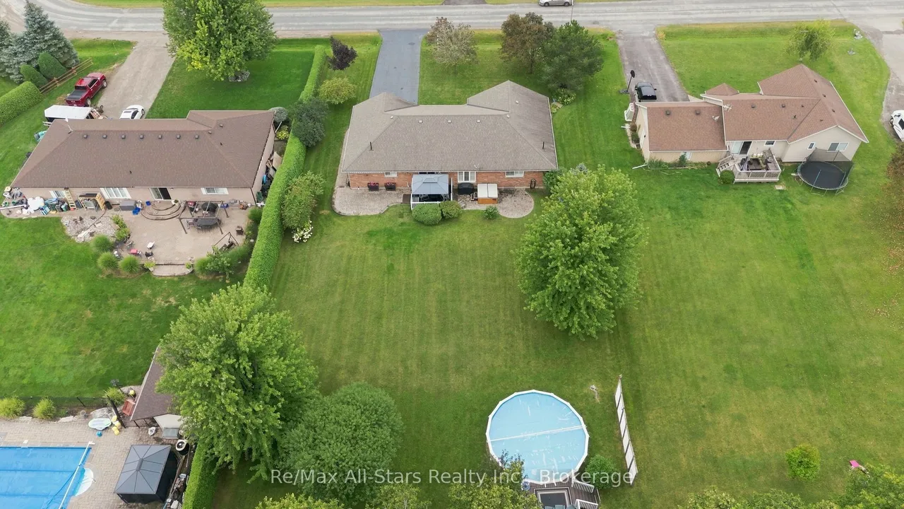 22 Hallett Crescent — photo 37