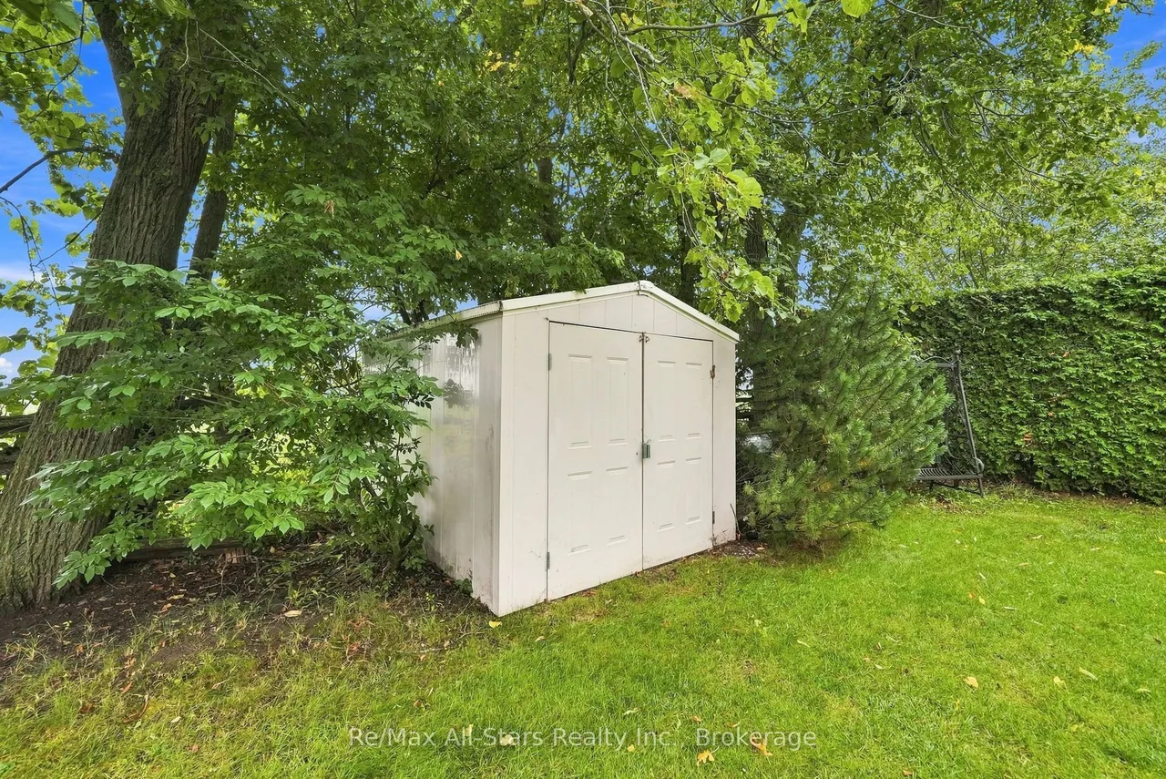 22 Hallett Crescent — photo 36