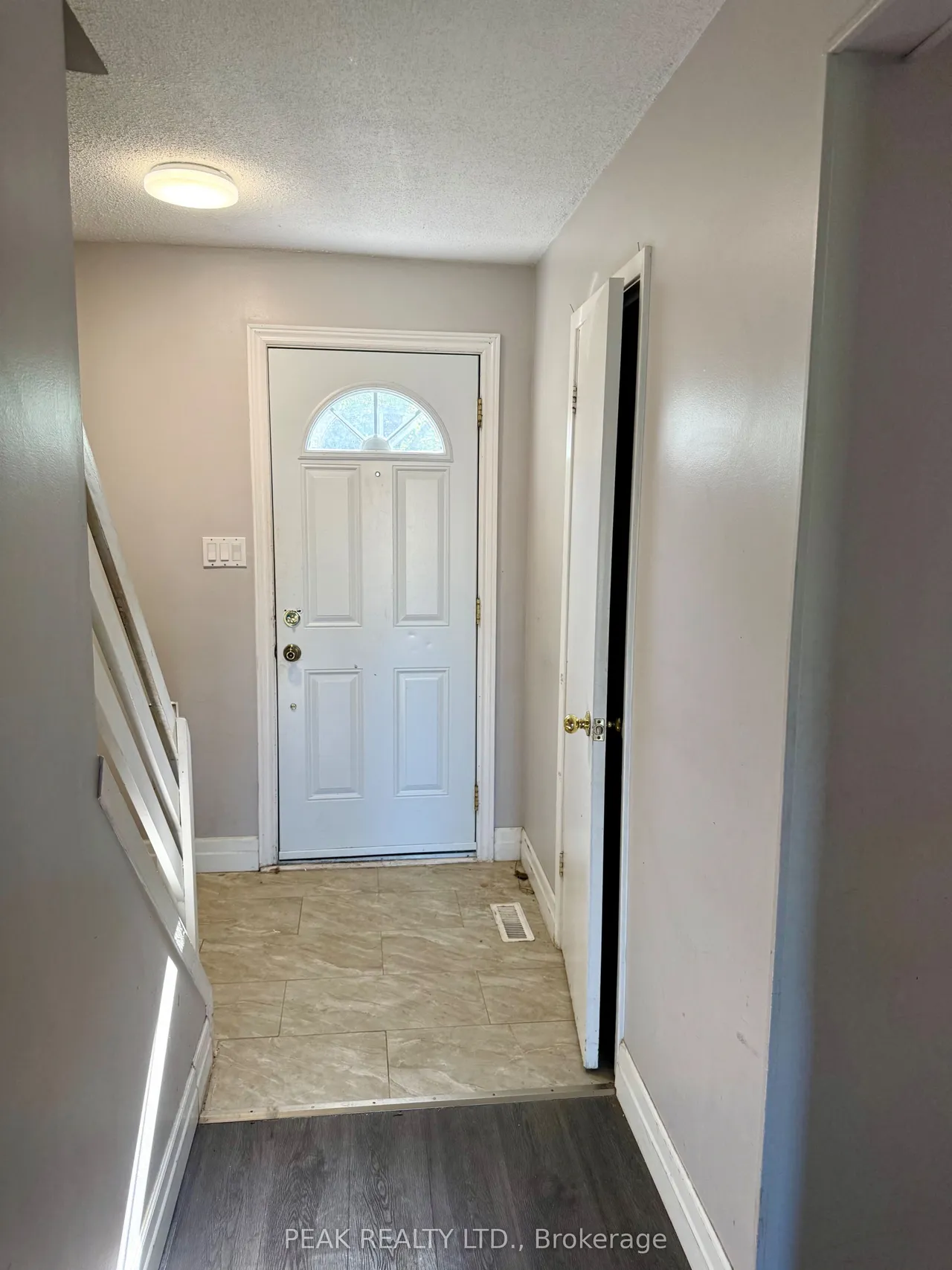 25 Upper Canada Drive — photo 2