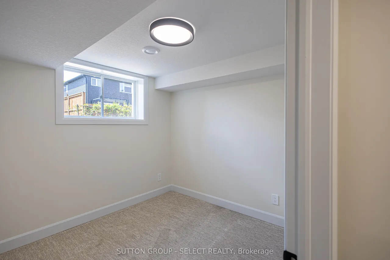 233 Upper Queen Street — photo 36