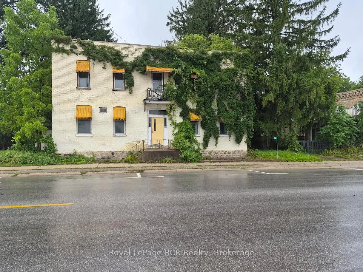 14 Main Street S