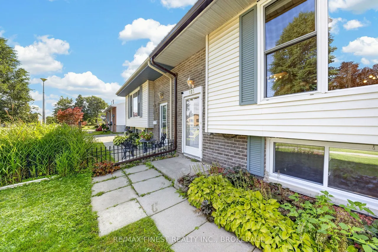 811 Cunningham Crescent — photo 3