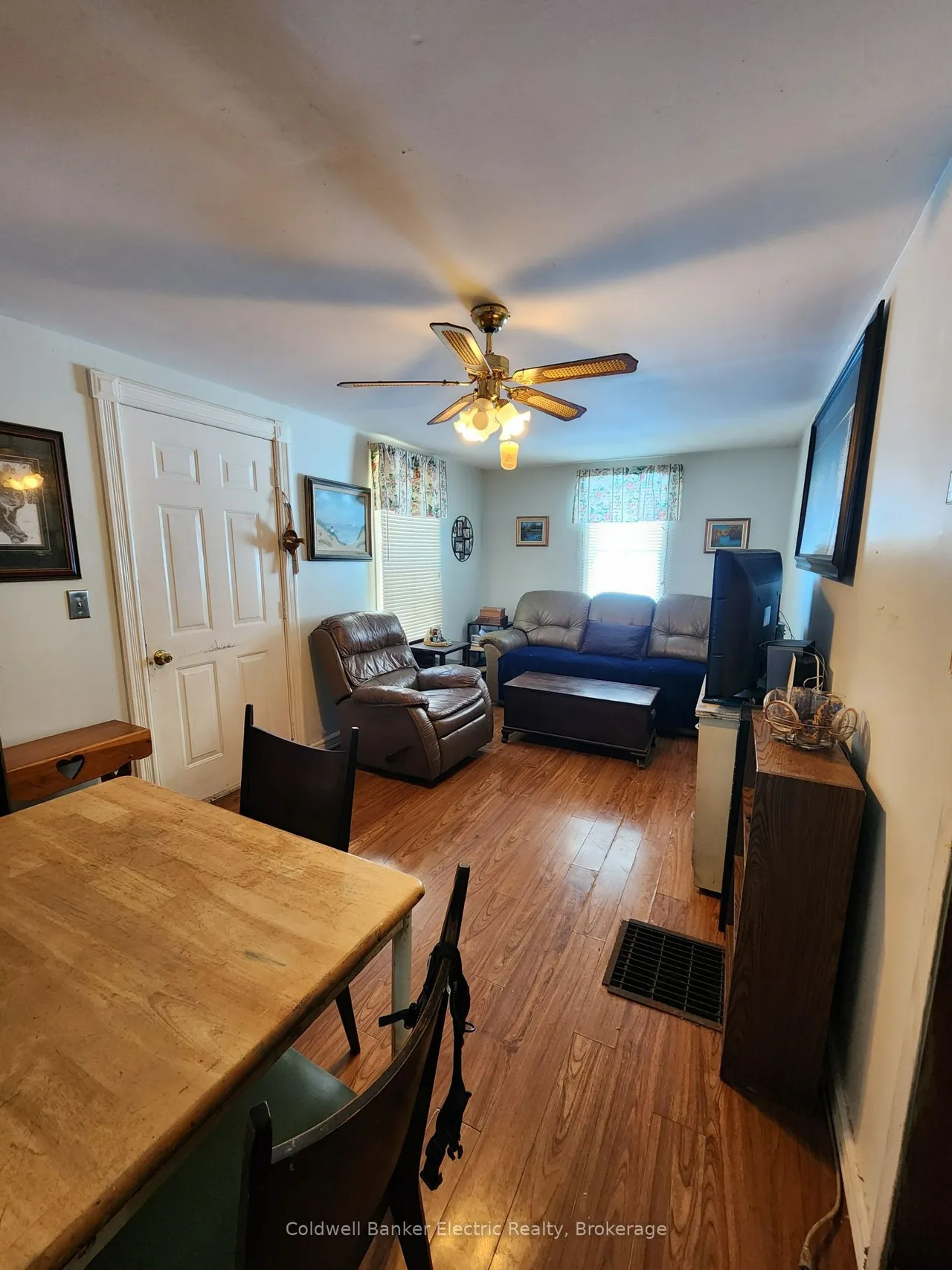 24 E Victoria Street E — photo 3