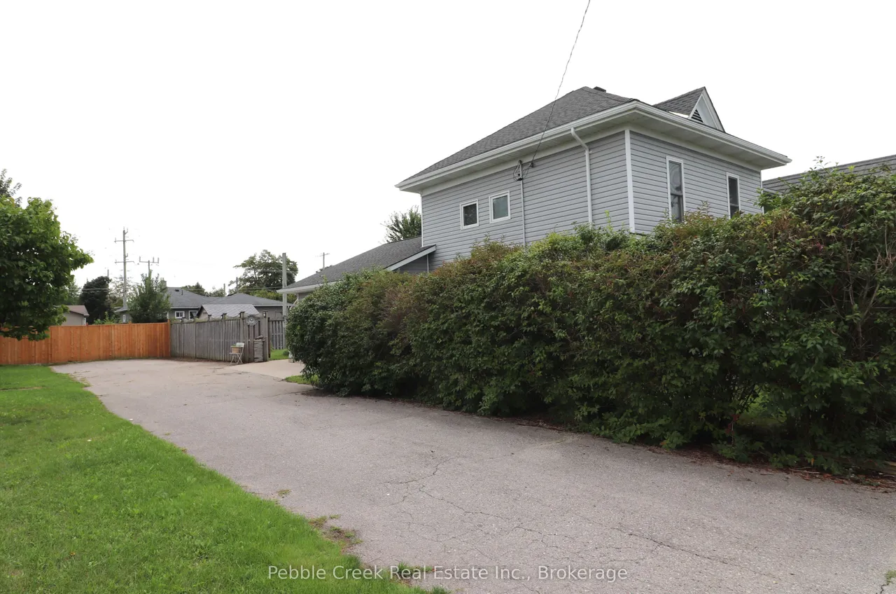 206 Picton Street E — photo 3