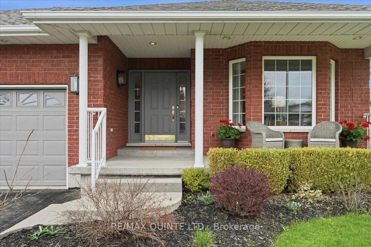 46 Lake Breeze Court — photo 2