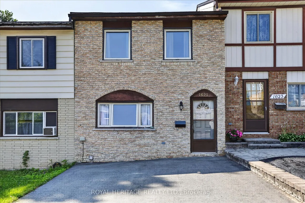 1621 Applewood Crescent