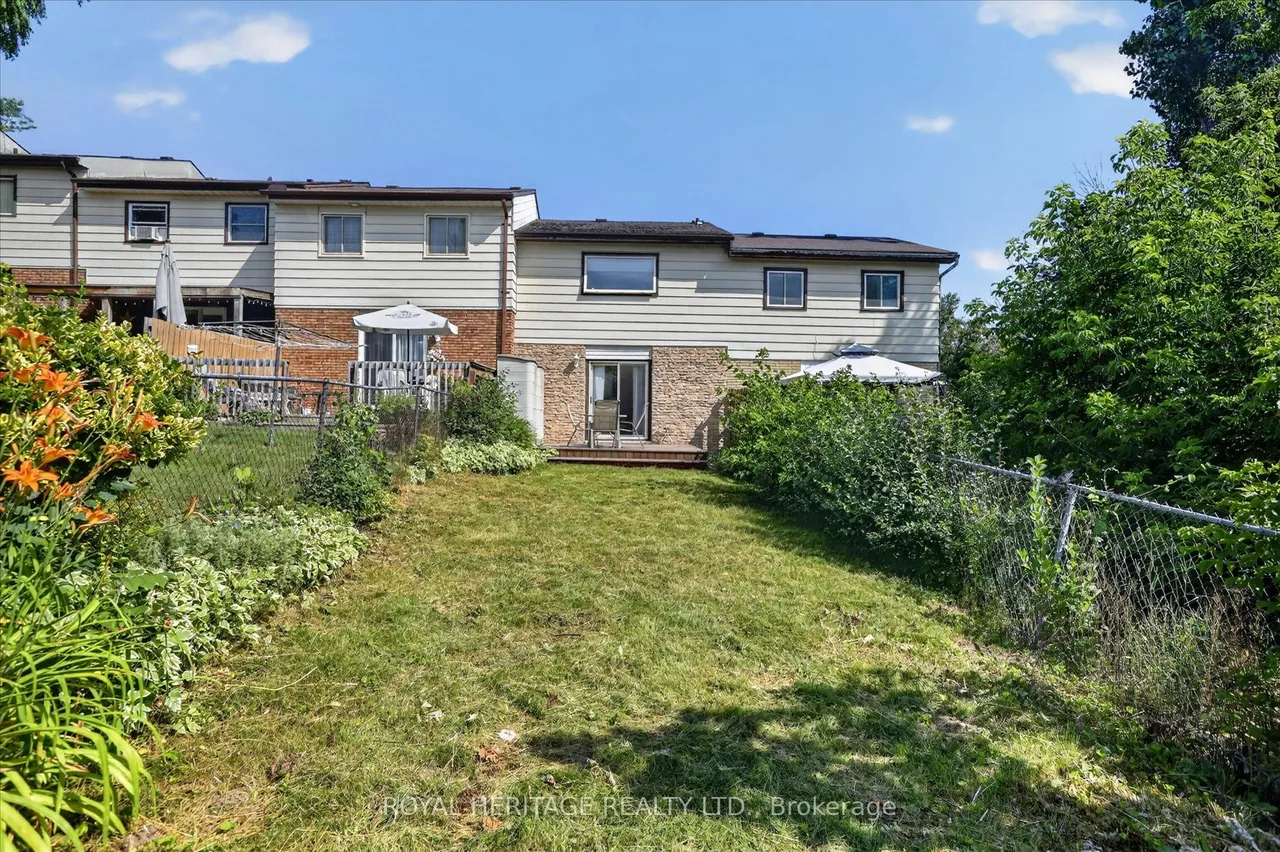 1621 Applewood Crescent — photo 3