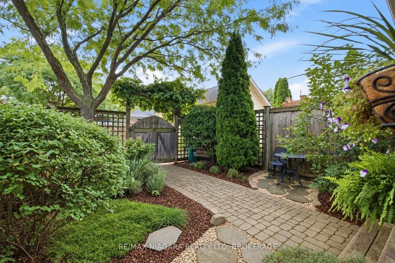 25 BALMORAL Drive — photo 3