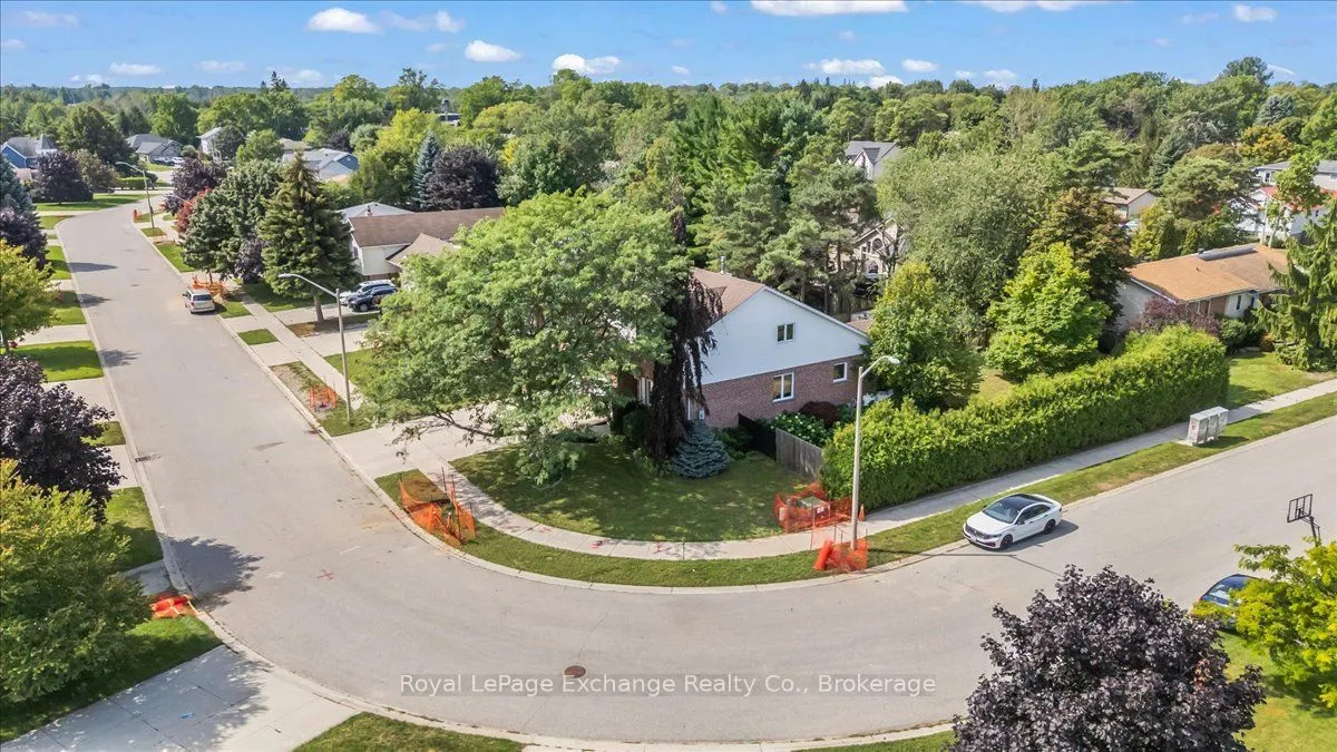 621 Lynden Crescent — photo 45