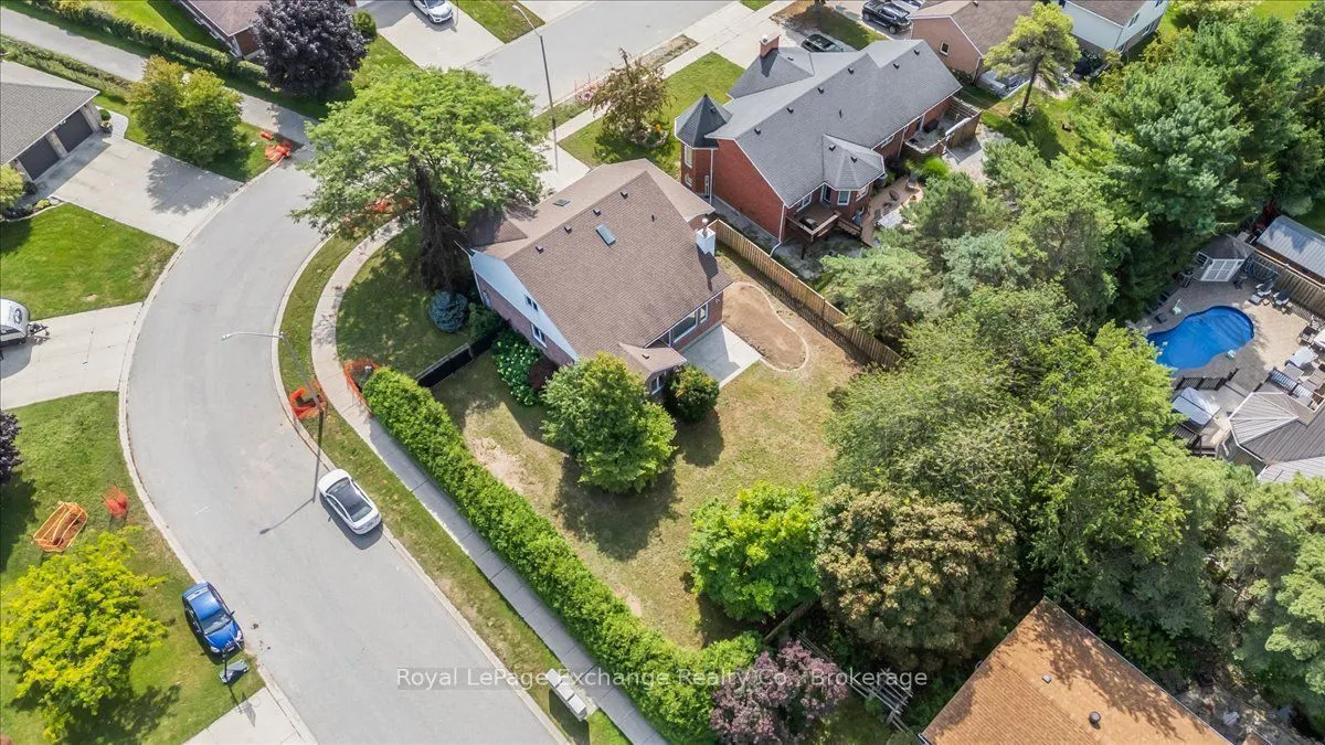 621 Lynden Crescent — photo 3