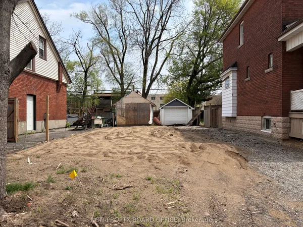 18 Tuxedo Avenue N