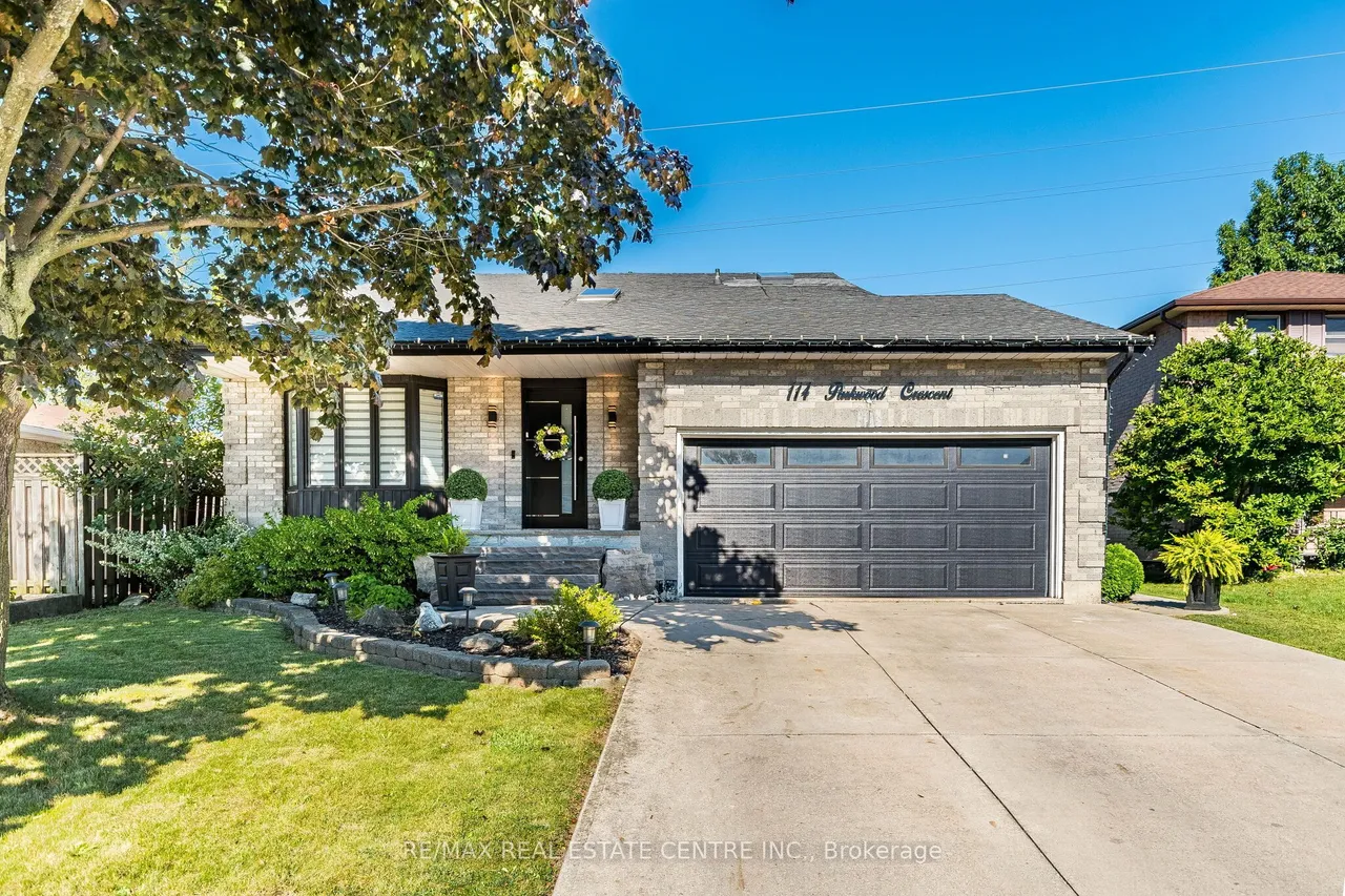 114 Parkwood Crescent — photo 2
