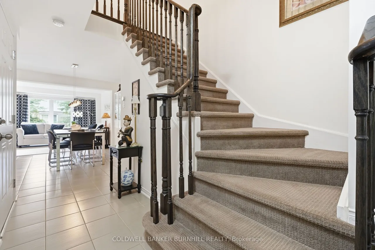 1035 VICTORIA Road S — photo 3