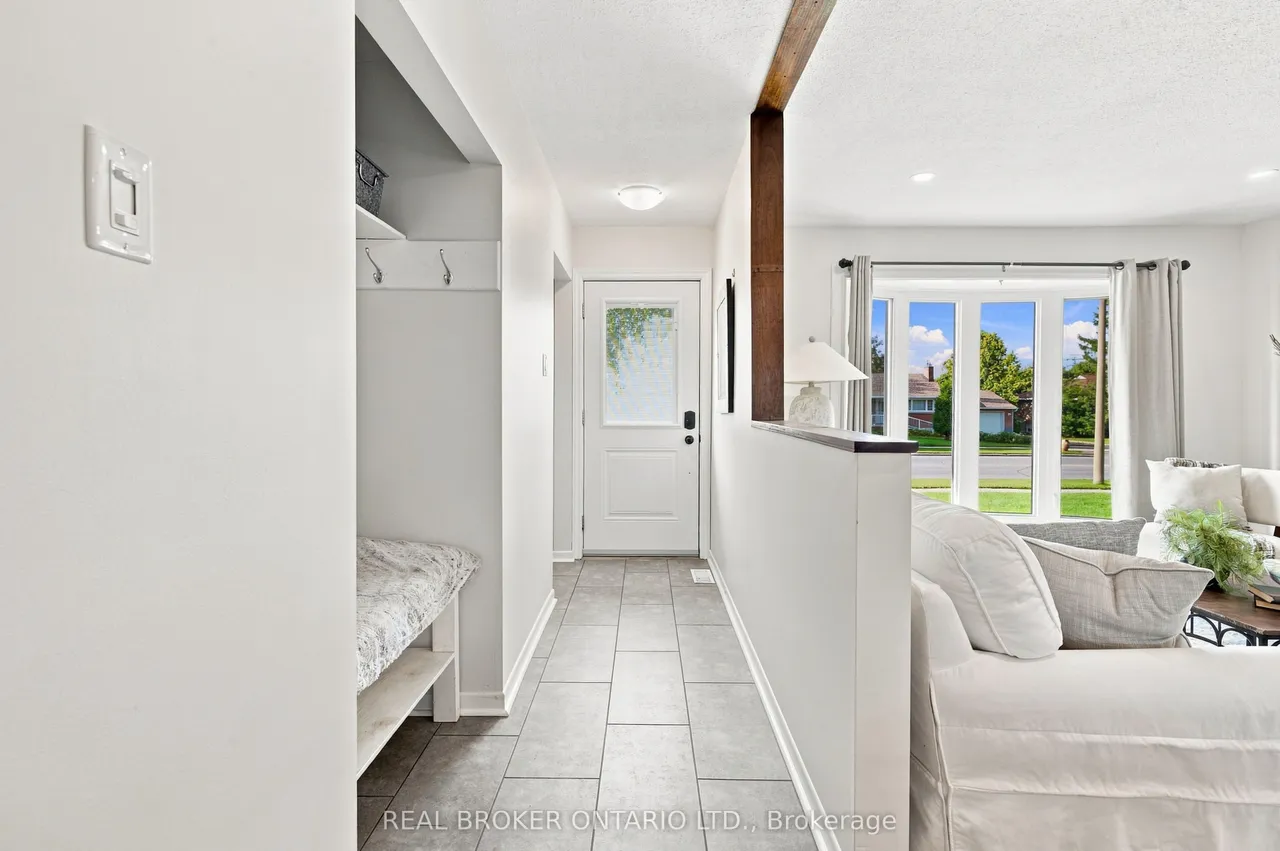 82 Meadowlands Drive W — photo 3