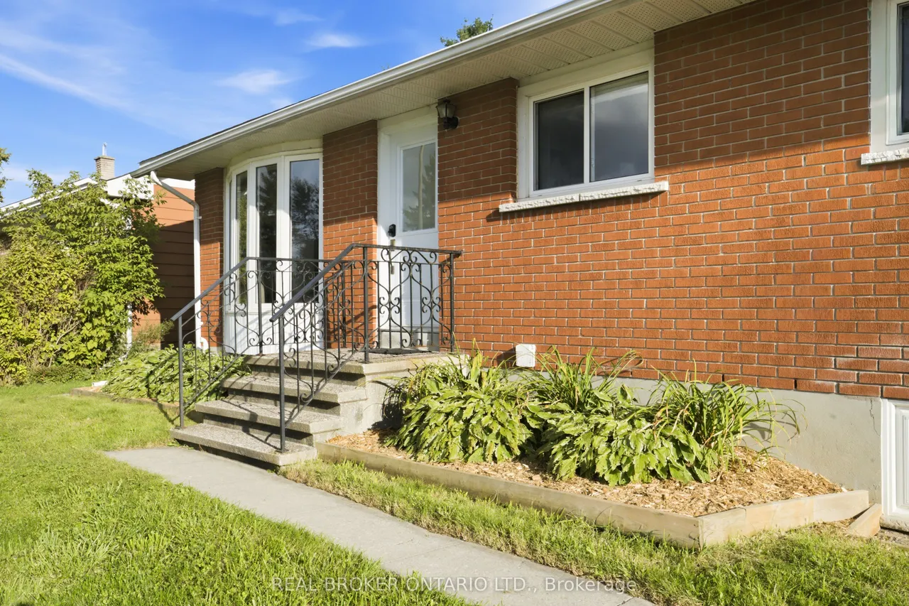 82 Meadowlands Drive W — photo 2