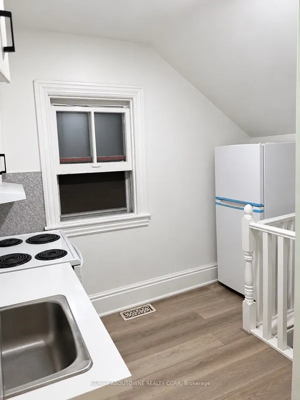 70 Wellington Street S — photo 2