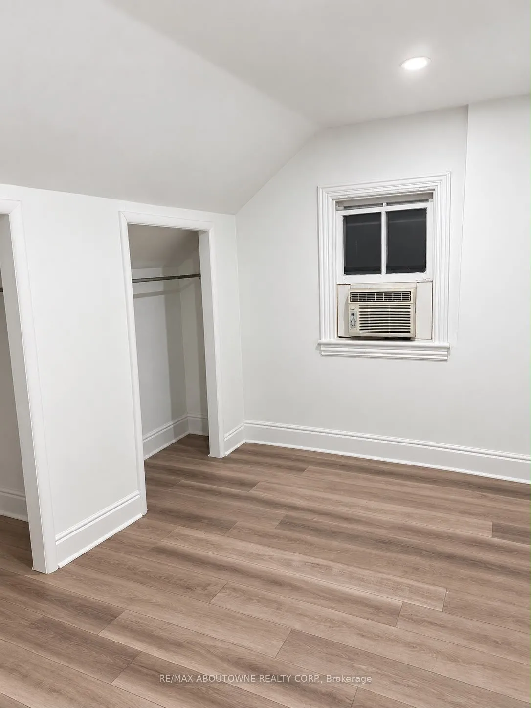 70 Wellington Street S — photo 3