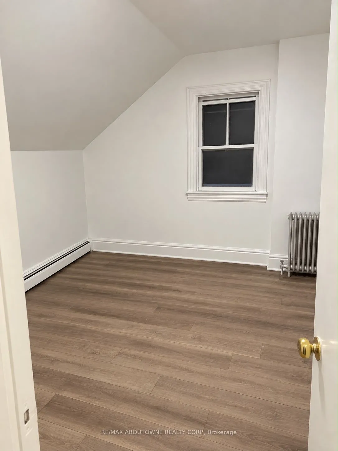 70 Wellington Street S — photo 9