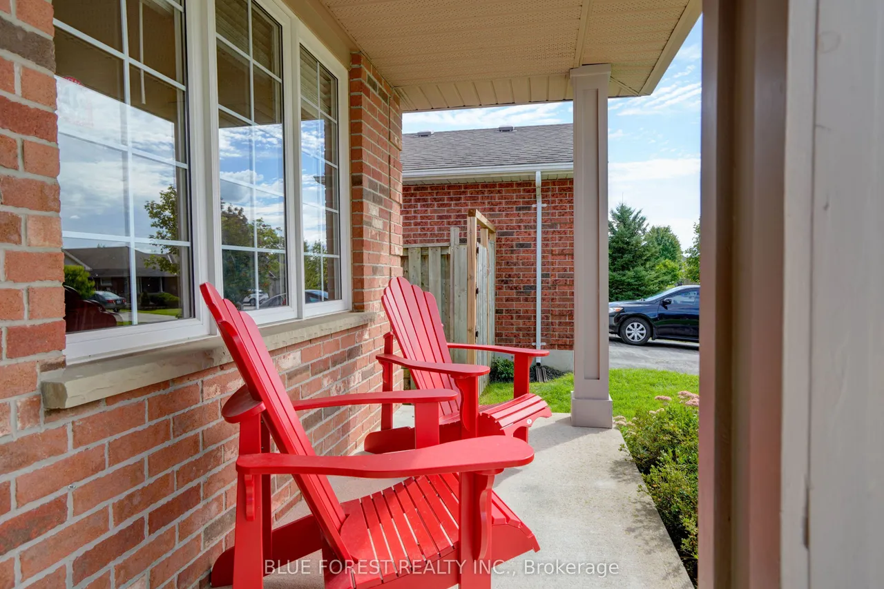 11 Edgewell Crescent — photo 2