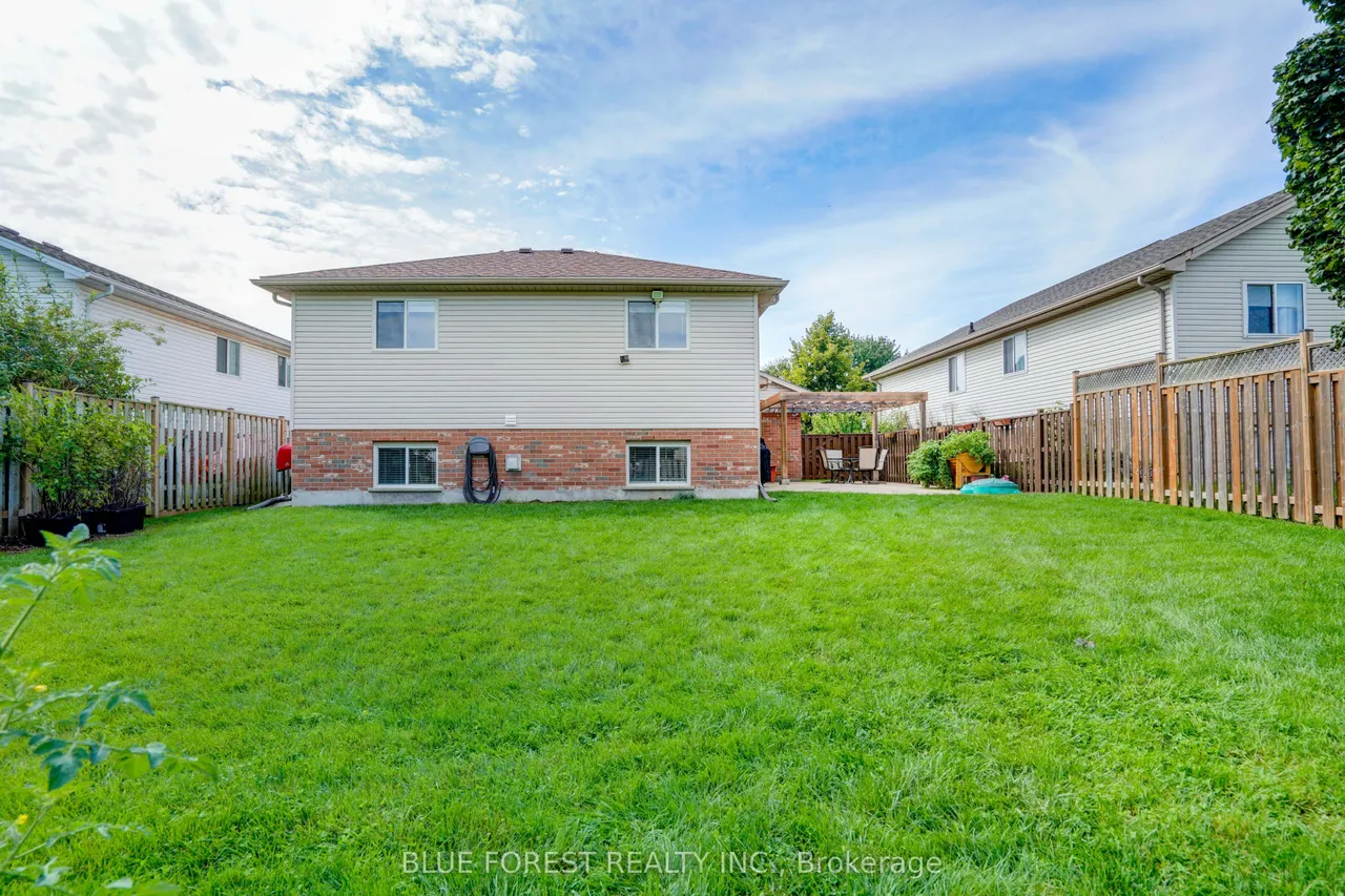 11 Edgewell Crescent — photo 38