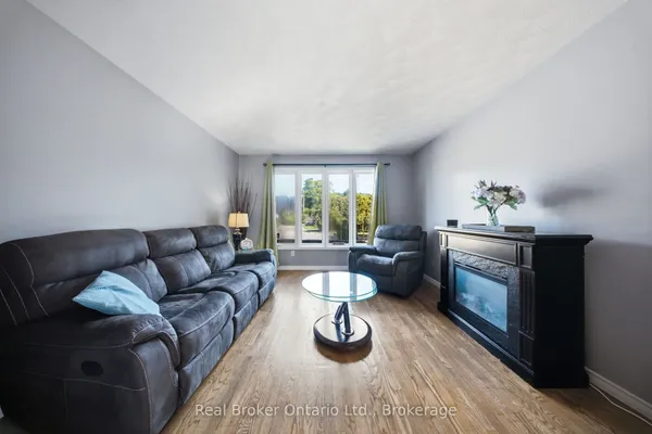 11 Dundas Street W