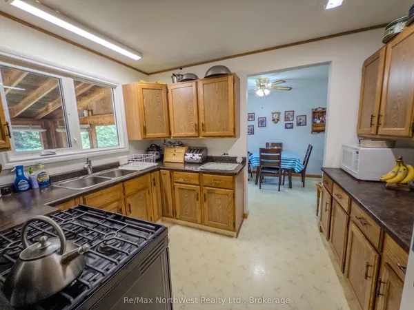 693 Carlton Road — photo 2
