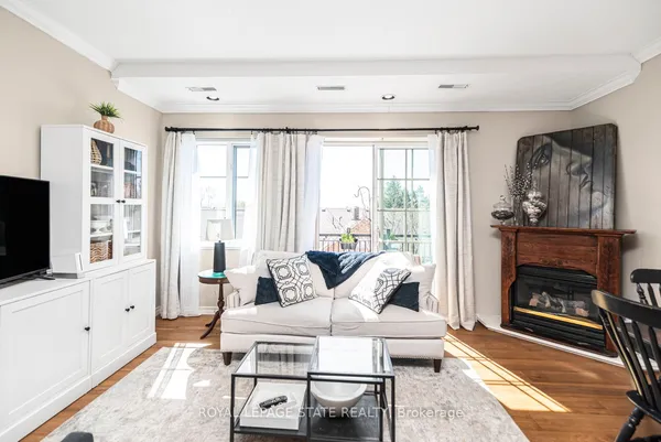 262 Dundas Street E