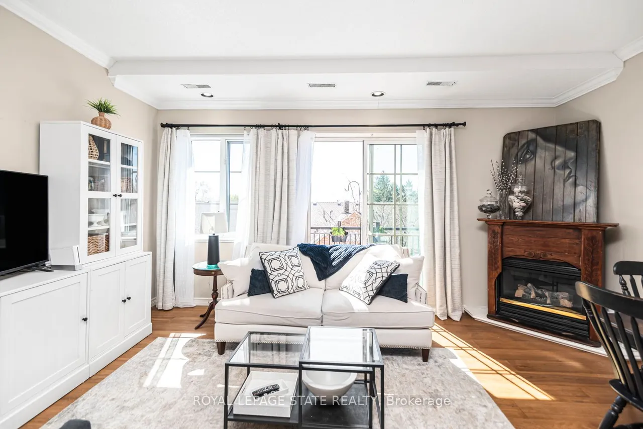 262 Dundas Street E