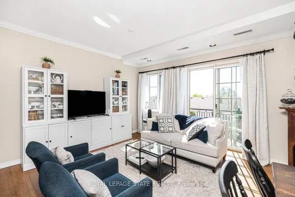 262 Dundas Street E — photo 2