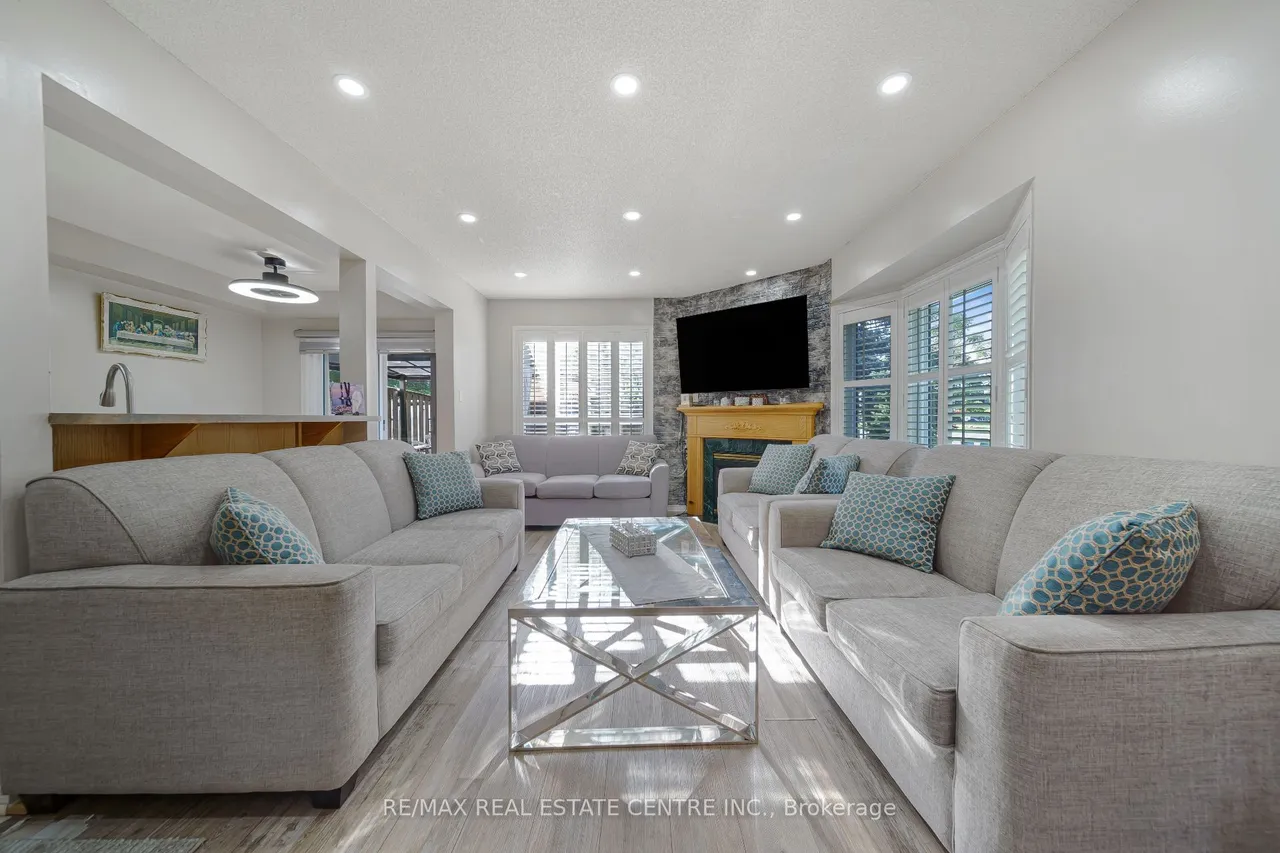800 Paramount Drive — photo 3