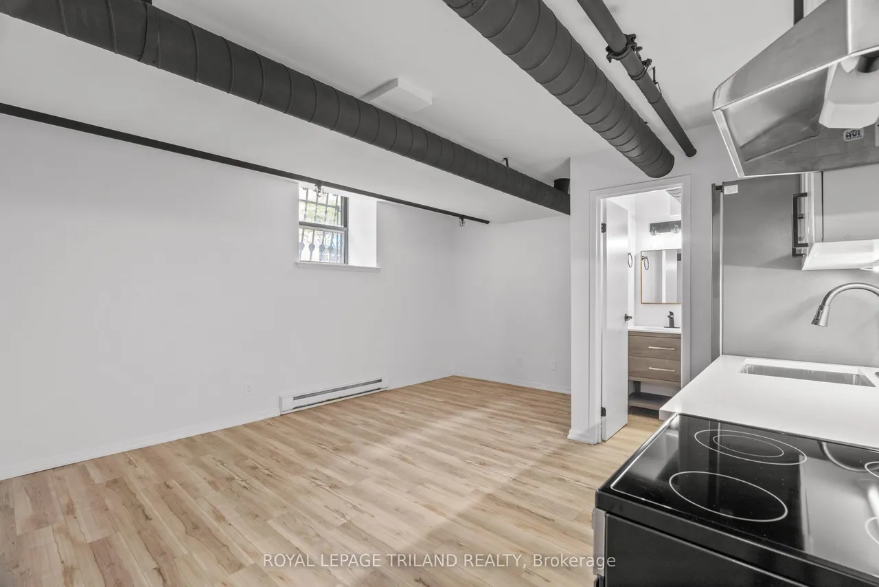 330 Clarence Street — photo 3