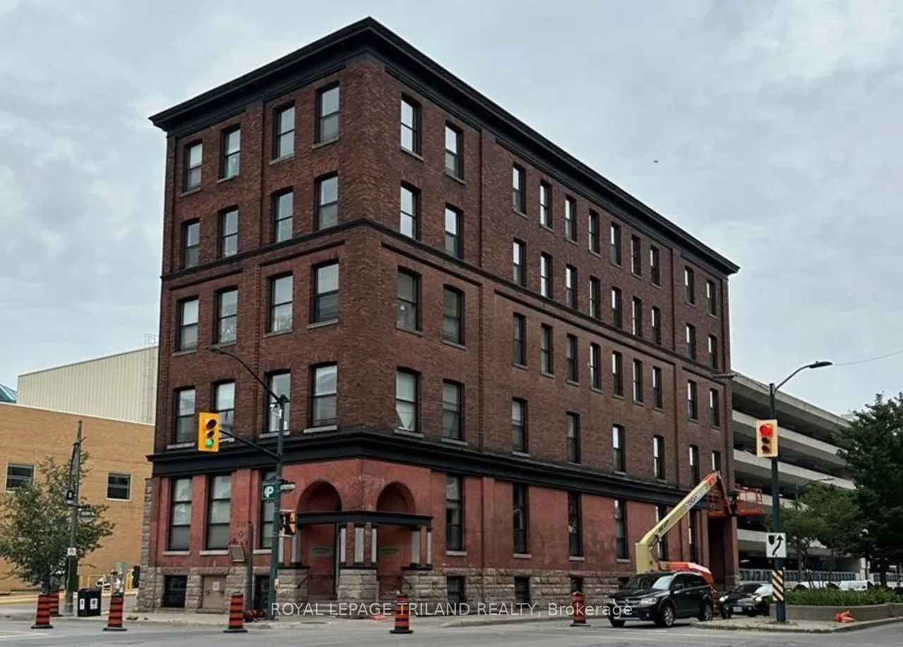 330 Clarence Street — photo 9
