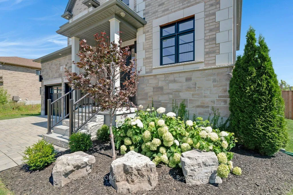 211 Ambrous Crescent — photo 3