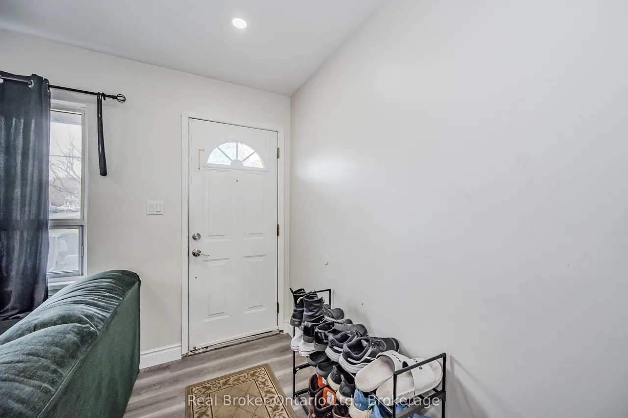 112 Victoria Road N — photo 3