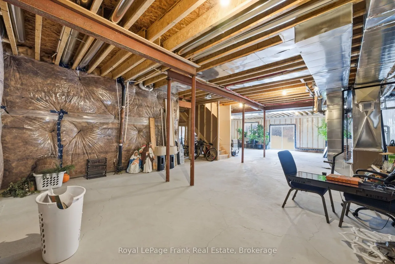 60 Hennessey Crescent — photo 49