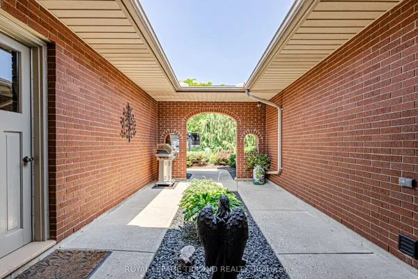 189 Huntington Crescent — photo 2
