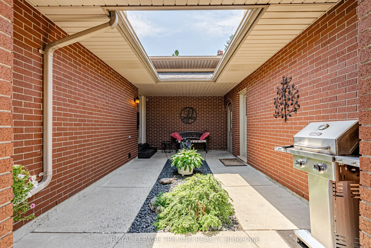 189 Huntington Crescent — photo 3