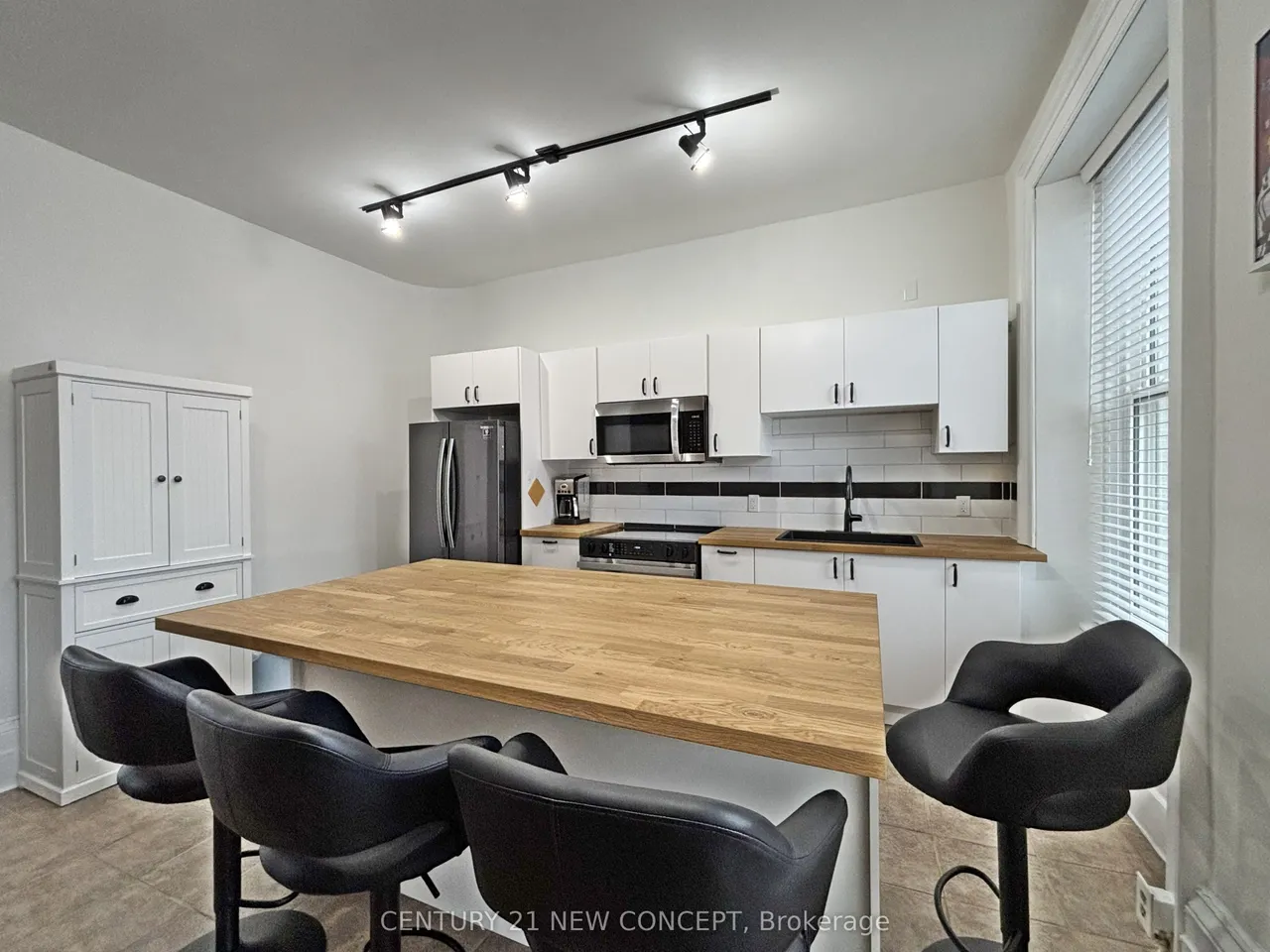 146 James Street S — photo 3