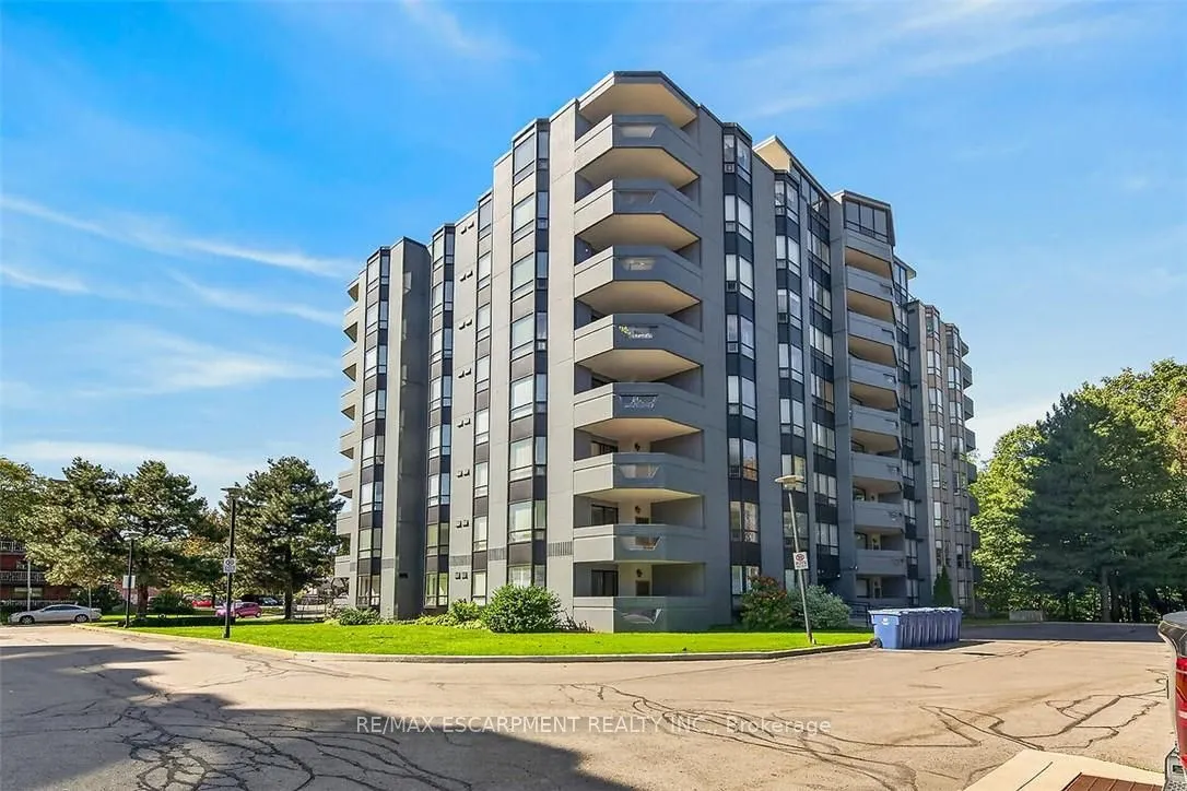 6 Village Green Boulevard — photo 2