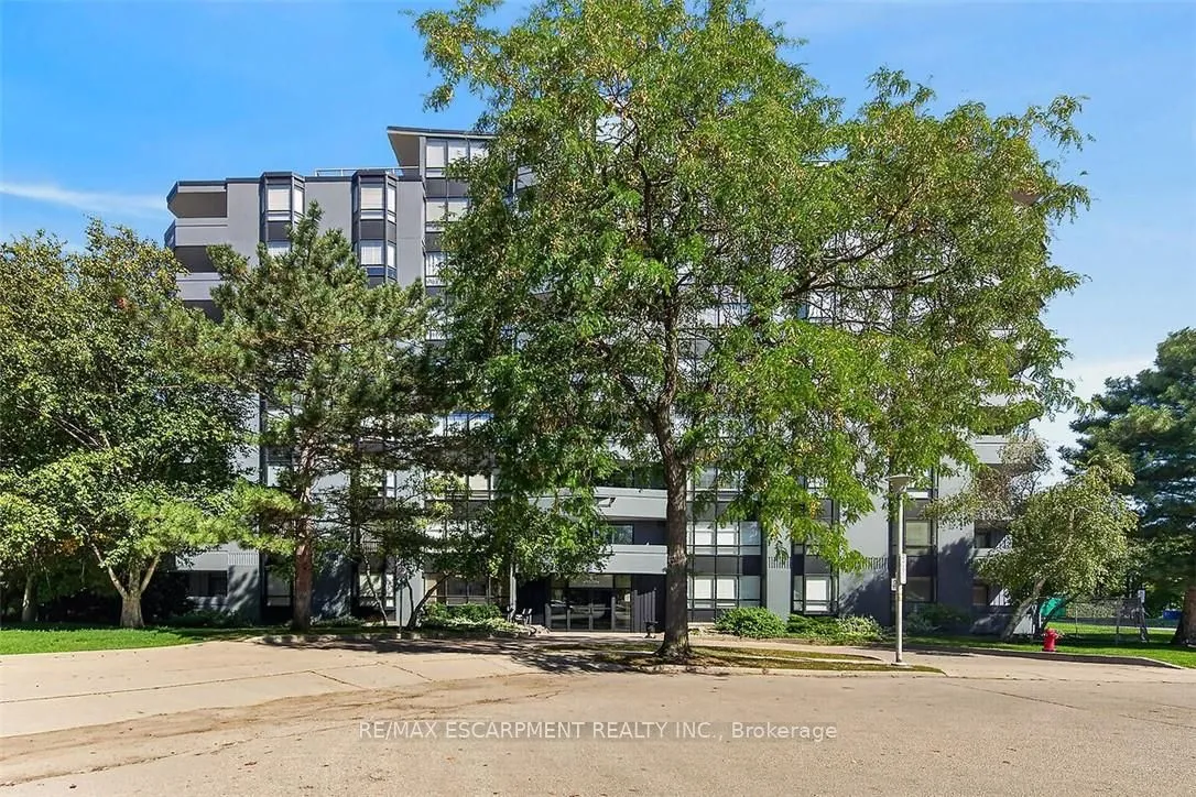 6 Village Green Boulevard — photo 3