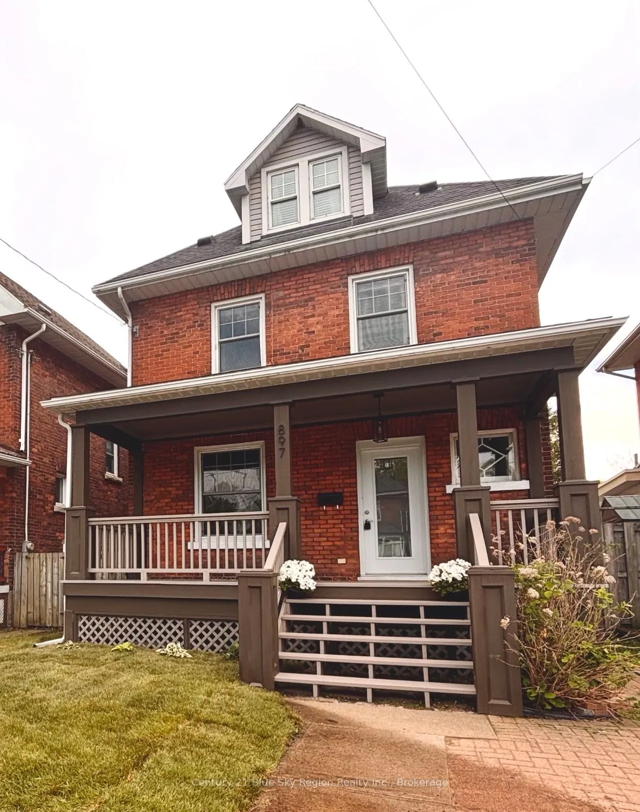 897 Main Street W